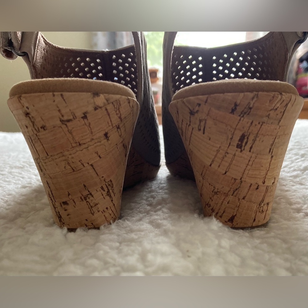 NWT Rockport Women's Briah perforated sling back wedge taupe sandal, size 8M - Picture 10 of 12